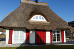 Klappläden aus Aluminium: Reetdachhäuser am Bodstedter Bodden
