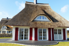Klappläden aus Aluminium: Reetdachhäuser am Bodstedter Bodden