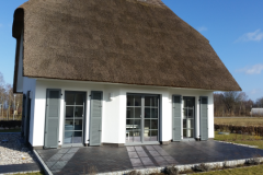 Klappläden aus Aluminium: Reetdachhäuser am Bodstedter Bodden