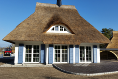 Klappläden aus Aluminium: Reetdachhäuser am Bodstedter Bodden