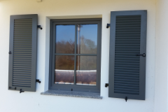 Klappläden aus Aluminium: Reetdachhäuser am Bodstedter Bodden