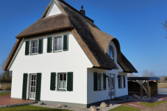 Klappläden aus Aluminium: Reetdachhäuser am Bodstedter Bodden