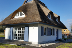 Klappläden aus Aluminium: Reetdachhäuser am Bodstedter Bodden
