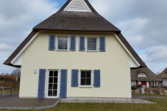 Klappläden aus Aluminium: Reetdachhäuser am Bodstedter Bodden