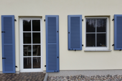 Klappläden aus Aluminium: Reetdachhäuser am Bodstedter Bodden