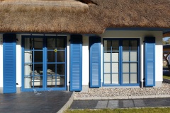 Klappläden aus Aluminium: Reetdachhäuser am Bodstedter Bodden