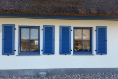 Klappläden aus Aluminium: Reetdachhäuser am Bodstedter Bodden