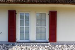 Klappläden aus Aluminium: Reetdachhäuser am Bodstedter Bodden