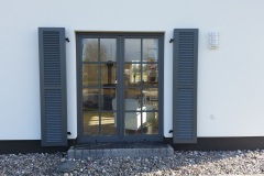 Klappläden aus Aluminium: Reetdachhäuser am Bodstedter Bodden