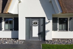 Klappläden aus Aluminium: Reetdachhäuser am Bodstedter Bodden